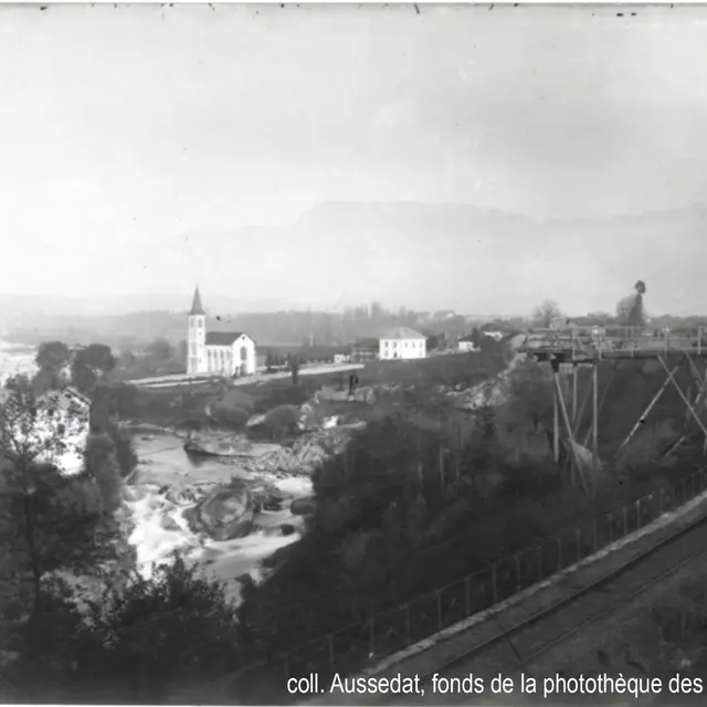 La ligne de chemin de fer Aix-les-bains/Annecy au niveau des Forges de Cran