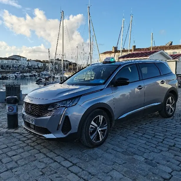 Photo du taxi Maylis, Peugot 5008 grise sur le port de Saint Martin de Ré