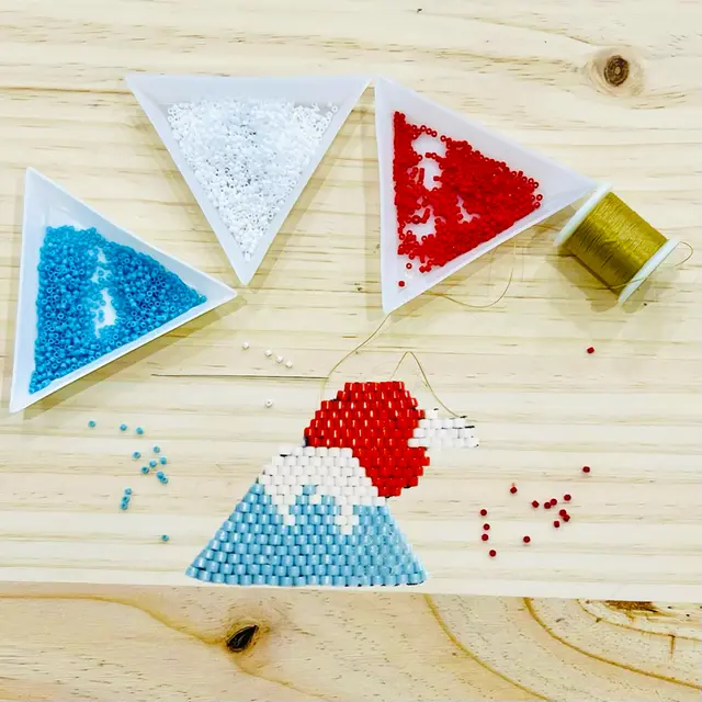 Broche en perles tissées