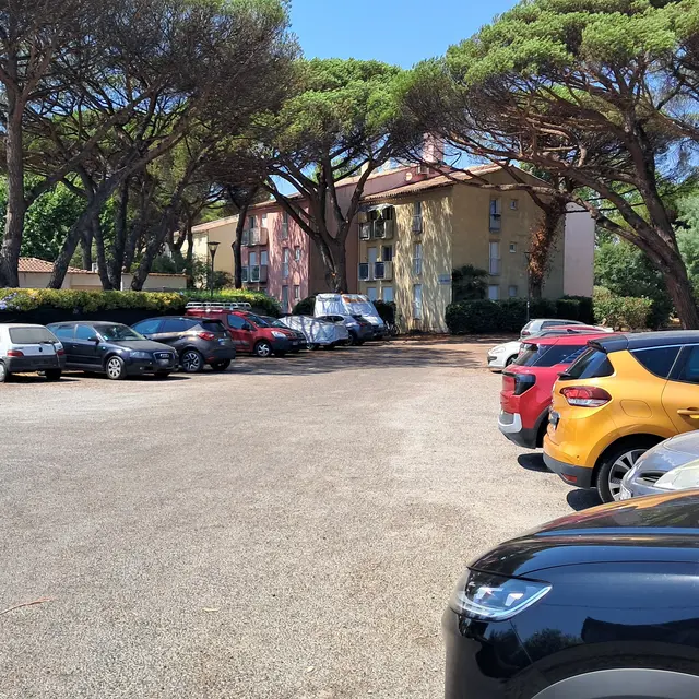 Parking des Pins Parasols_Cogolin