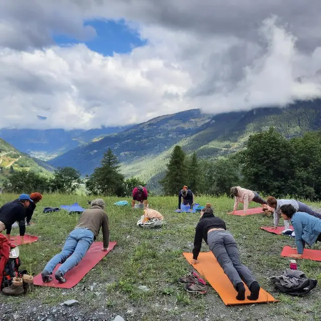 Séance yoga en montagne