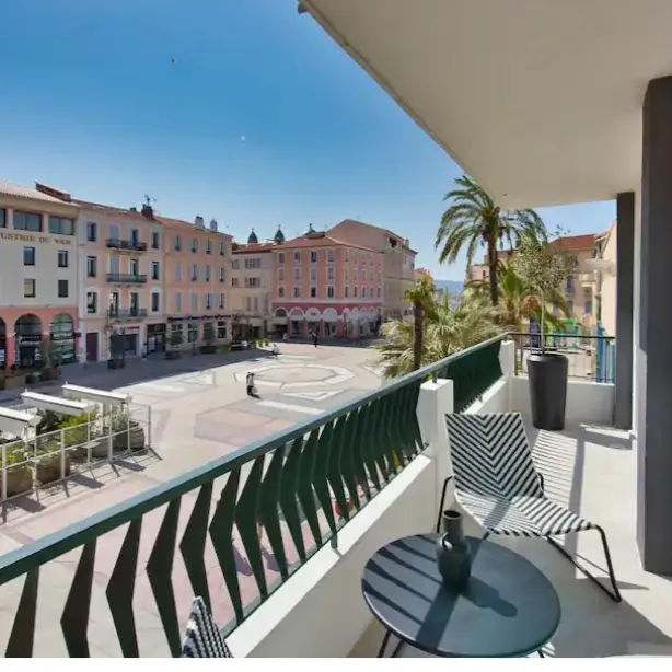 F2 avec balcon centre ville_Saint-Raphaël