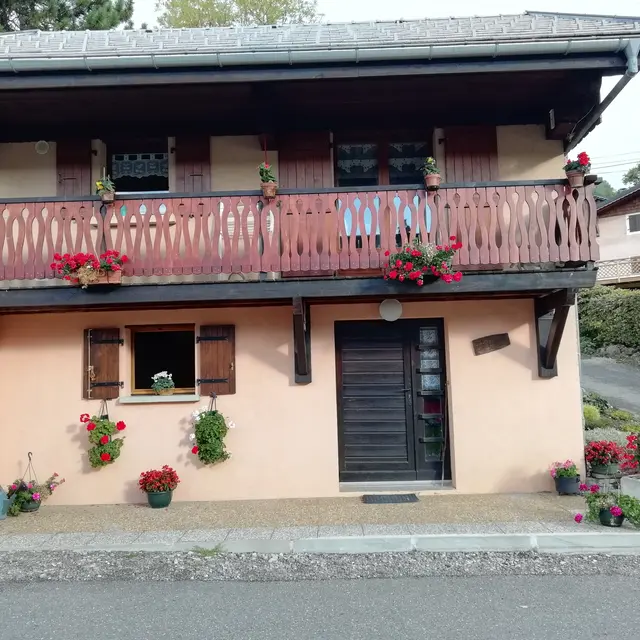 Chalet indépendant - Chalet fleuri pour l'été