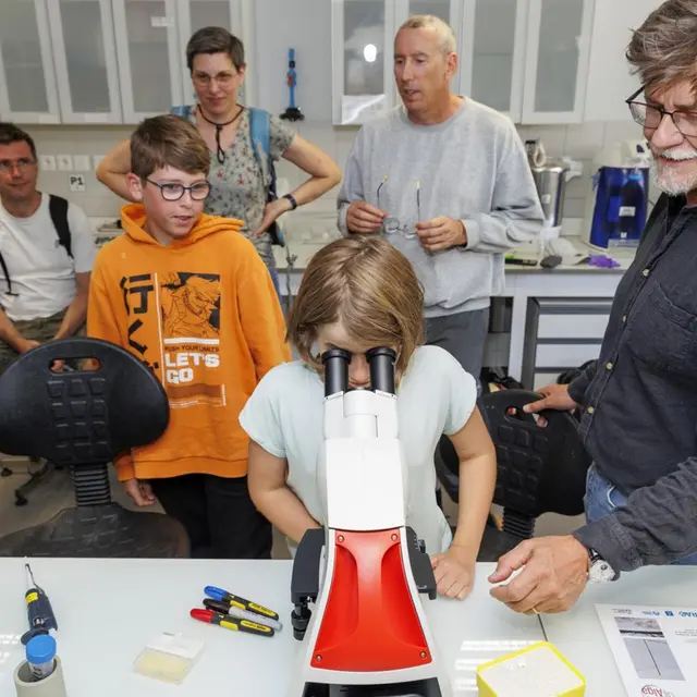 Atelier scientifique au jardin du Lautaret : le sang des glaciers...enquête en cours_Villar-d'Arêne