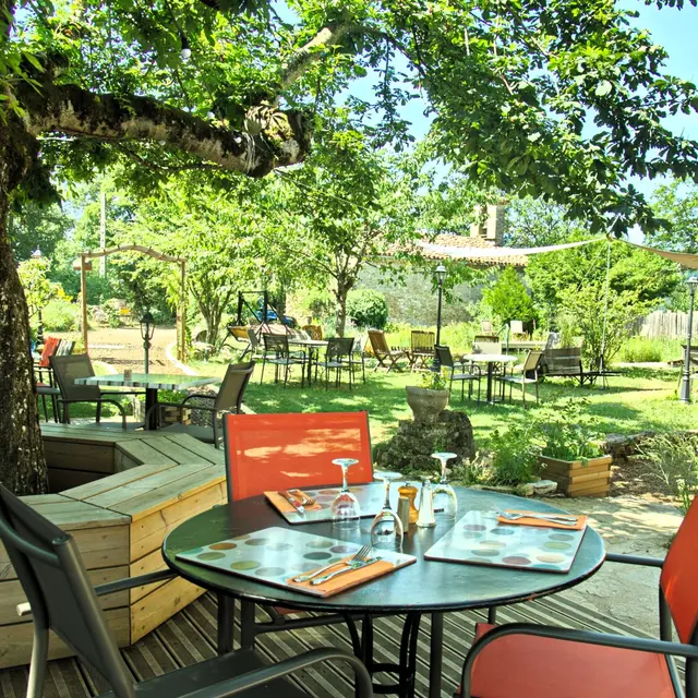 Terrasse sous les arbres