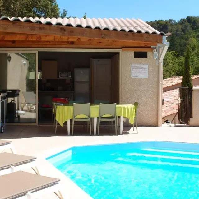 Piscine et cuisine d'été