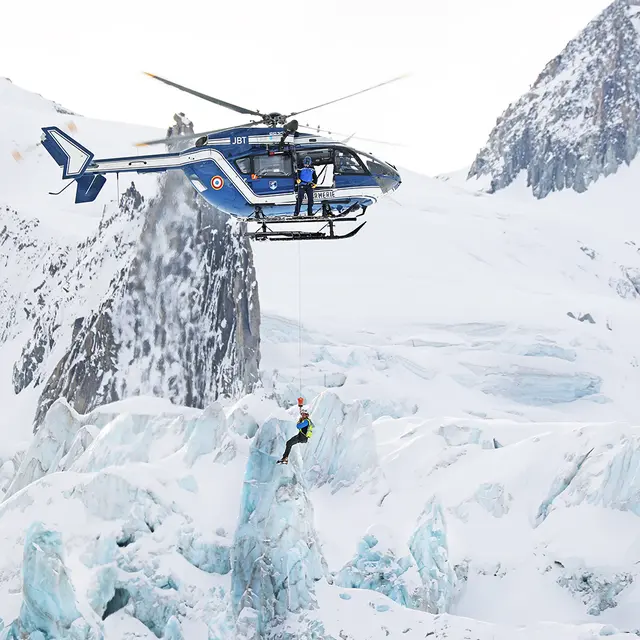 #10 Hélitreuillage au dessus des séracs, CHOUCAS 74. Hiver 2022-2023, Barbara Vaysse © Adagp 2026