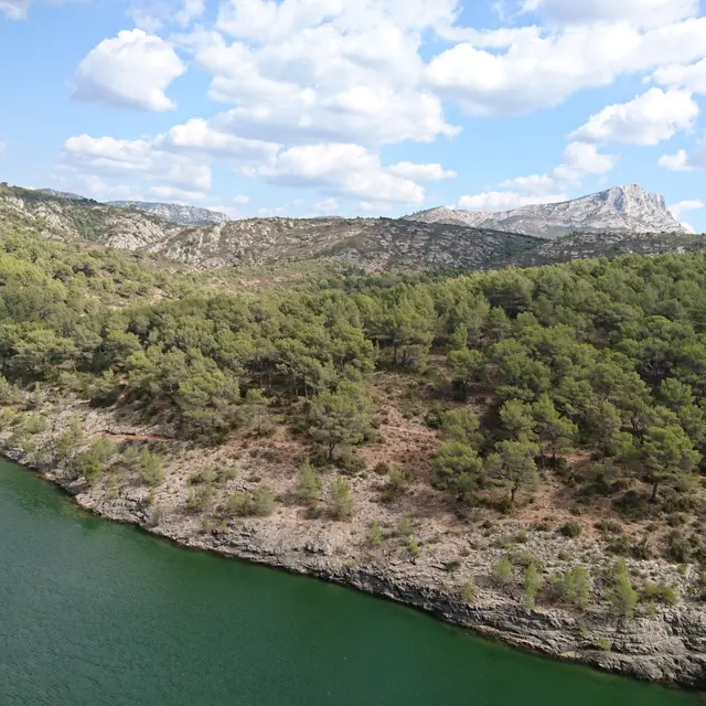 Lac Zola et Montagne Sainte Victoire