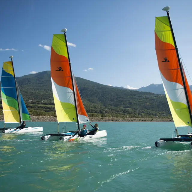 Catamaran sur le lac de Serre Ponçon