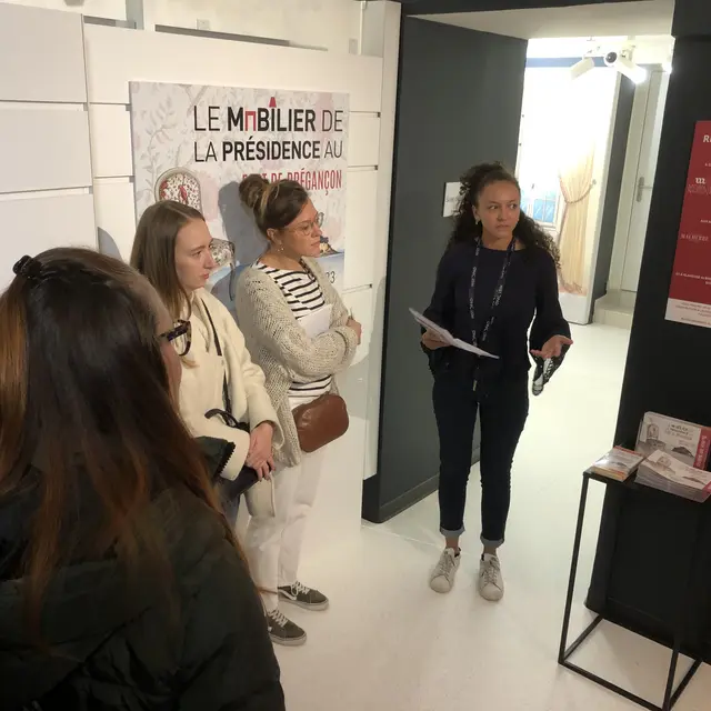 Visite guidée de l'exposition : Le Mobilier du Fort de Brégançon _ Musée de Bormes