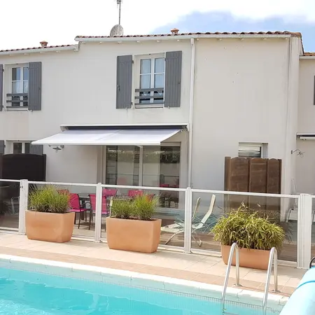 Piscine et terrasse
