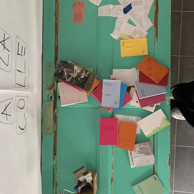 Performance éditoriale des Bras Nus par le groupe d'intervention poétique Les Marquises_Avignon