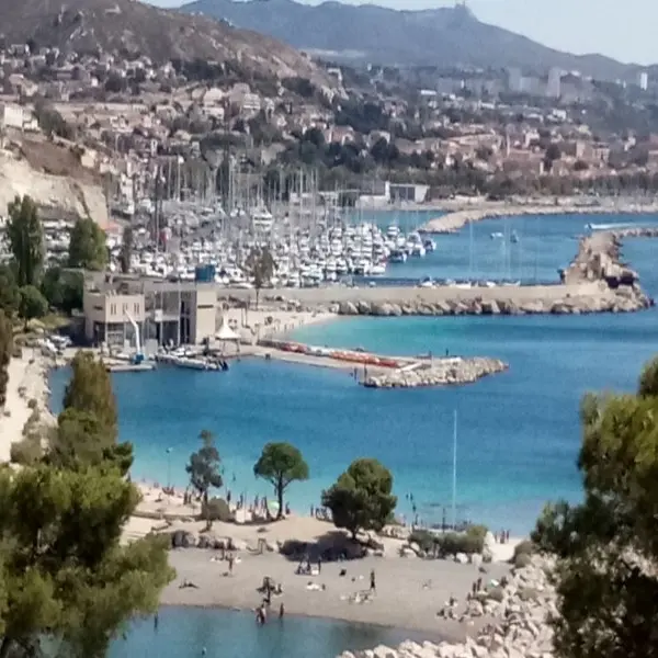 Vue des plages de Corbières à Marseille