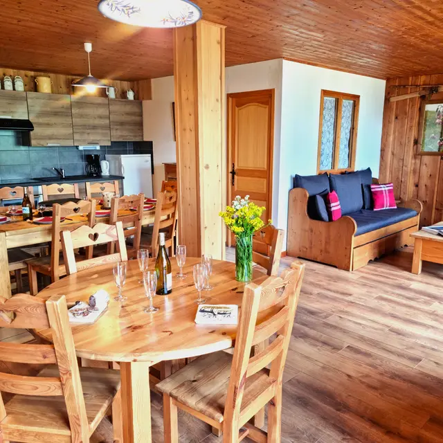 Salon avec table à manger