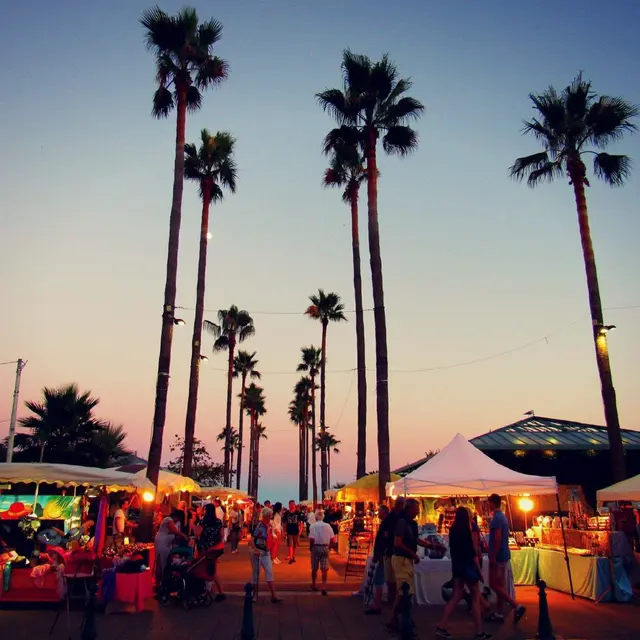 Marché estival nocturne