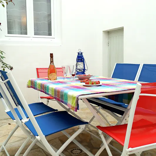 Terrasse et table extérieure