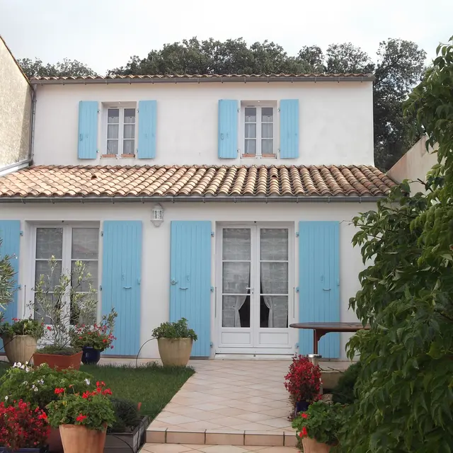 devanture de la maison depuis le jardin