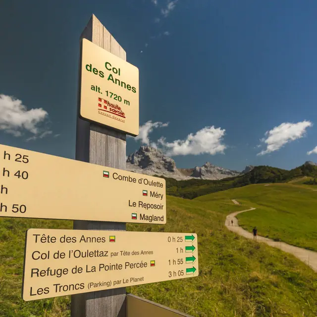 Panneau direction randonnées