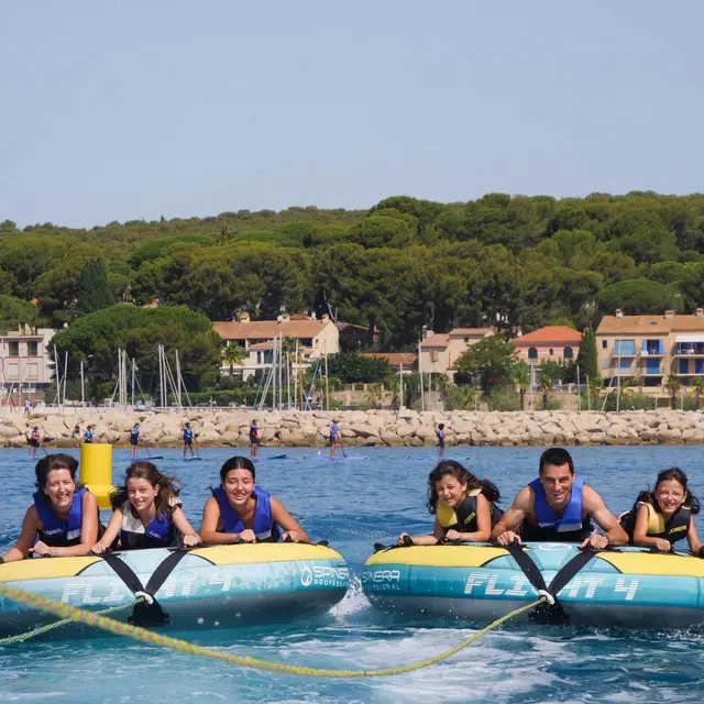 Bouée tractée disque dans la baie