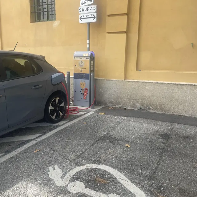 Borne de recharge pour véhicules électriques Port de La Darse_Villefranche-sur-Mer