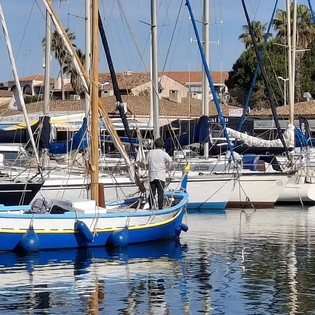 Ronds dans l'eau à bord d'un pointu
