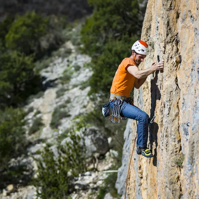 Thibault HISLER dans Foxy Lady, 6a, secteur de la Grotte, falaise de Baume Rousse - Communauté de Communes du Sisteronais-Buëch Communauté de Communes du Sisteronais-Buëch - Escalade