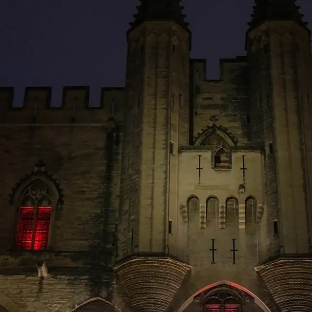 Palais des Papes de nuit