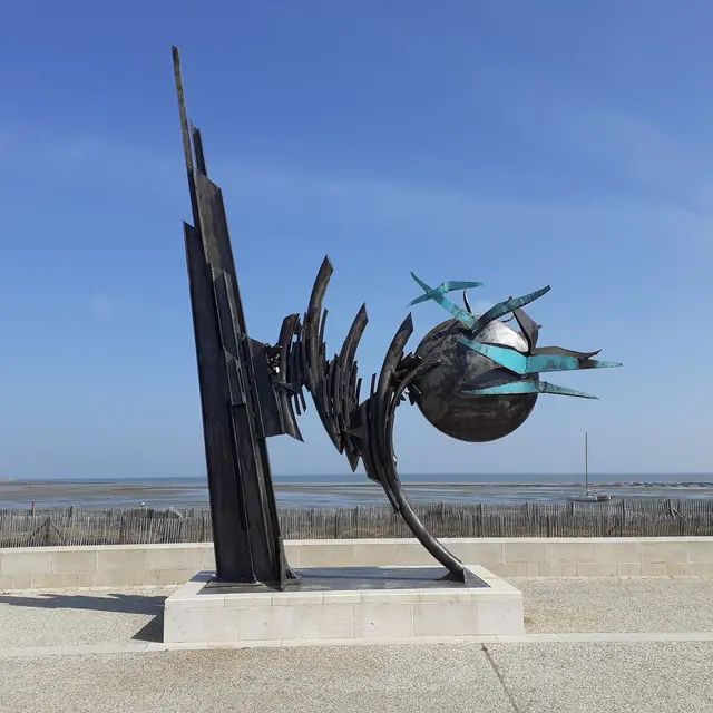 Sculpture « Des vagues, des mouettes » et vue sur la mer