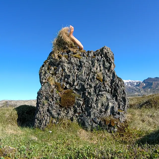 Tentative quelque peu vaine pour apprivoiser l'invisible en attendant qu’il se manifeste Performance, péninsule de Snaefellsnes, Islande, 2025.