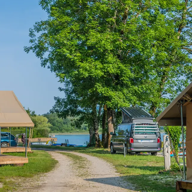 Camping Les Peupliers en bord de lac Lépin-le-Lac