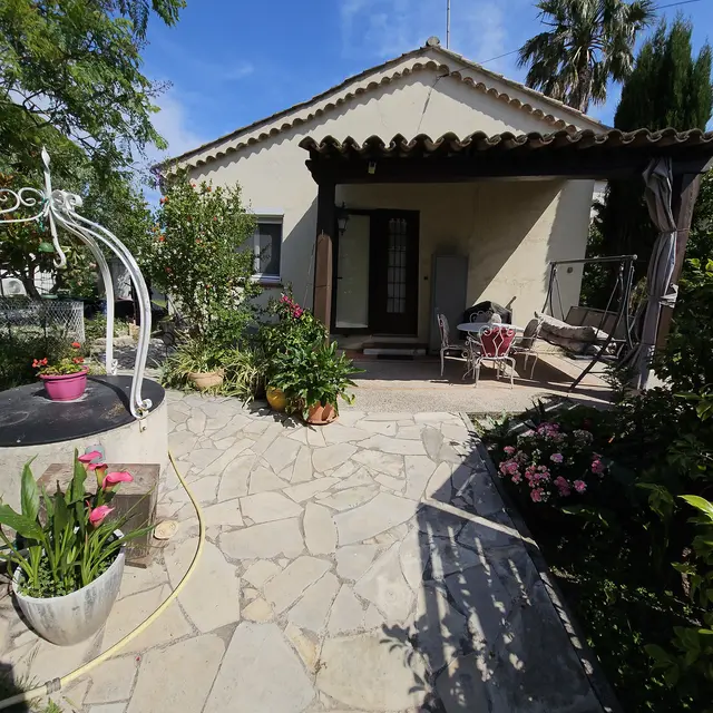Pavillon entouré d'un jardin