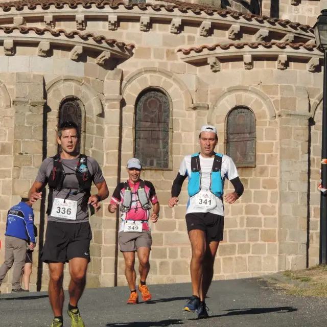 Trail devant l'église Notre-Dame de Châtel-Montagne