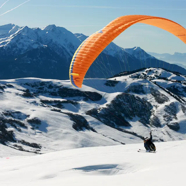 vol-en-parapente-hiver-les-saisies