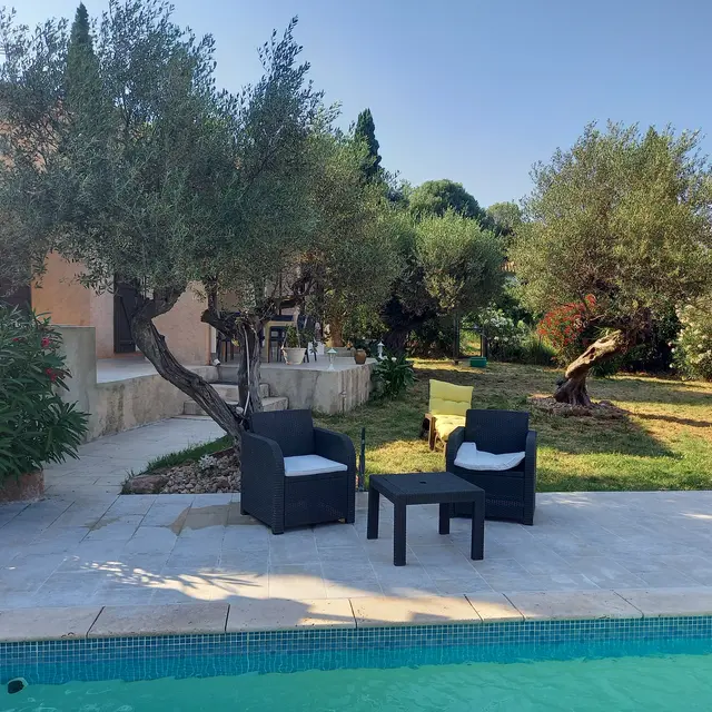 Le  Cabanon bleu - Mme Robertson_Solliès-Ville