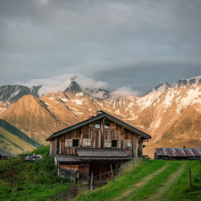 Les Chalets de Porcherey au départ du Plateau de la Croix