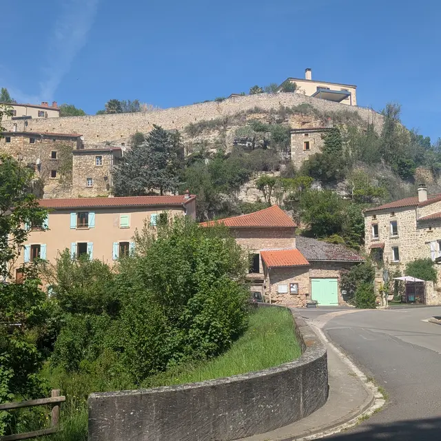 Visite guidée : Enval, une falaise habitée_Vic-le-Comte