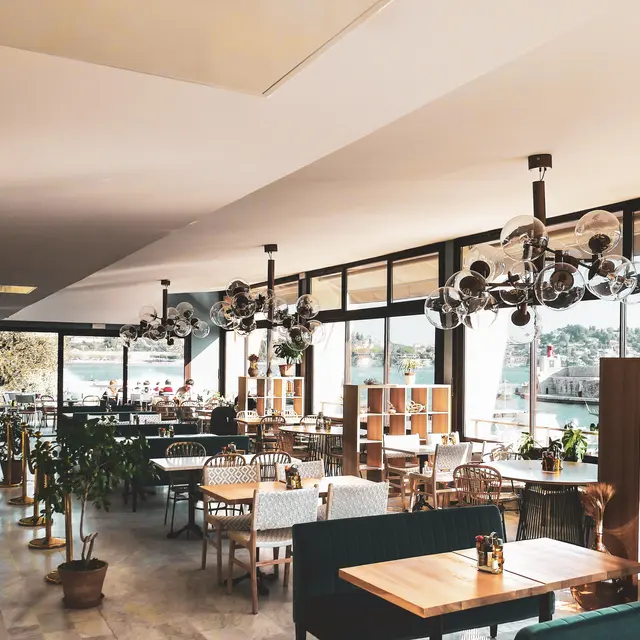 ANCORA VILLEFRANCHE-SUR-MER, RESTAURANT AVEC VUE, INTERIEUR, PORT DE LA DARSE.jpg