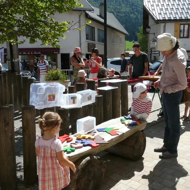 Jeux en bois sur la place de la Mairie 1