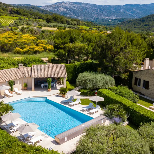 Piscine et vue environante