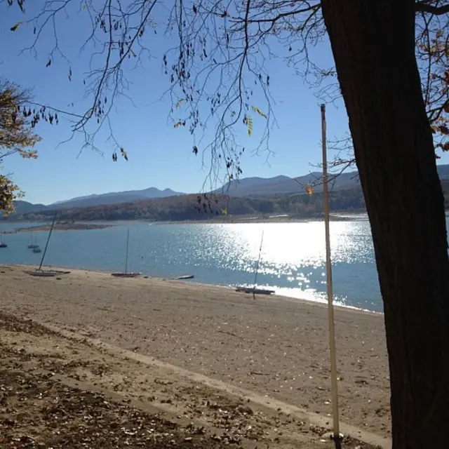 Vue sur le lac de Montbel