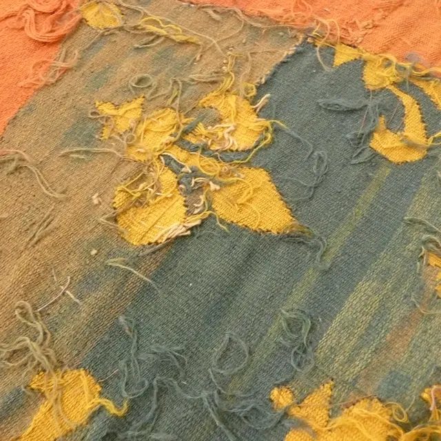 Détail du tissage de l’envers de la tapisserie de l’Apocalypse
