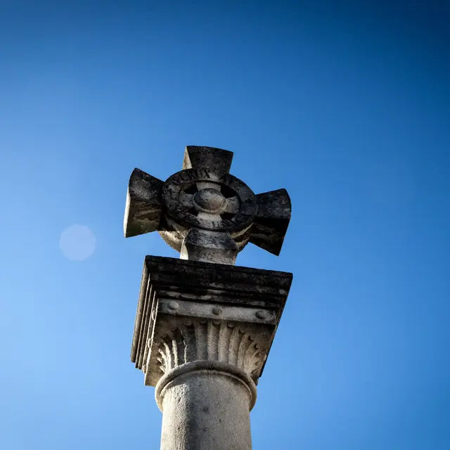 Croix en Pierre de Jonquières