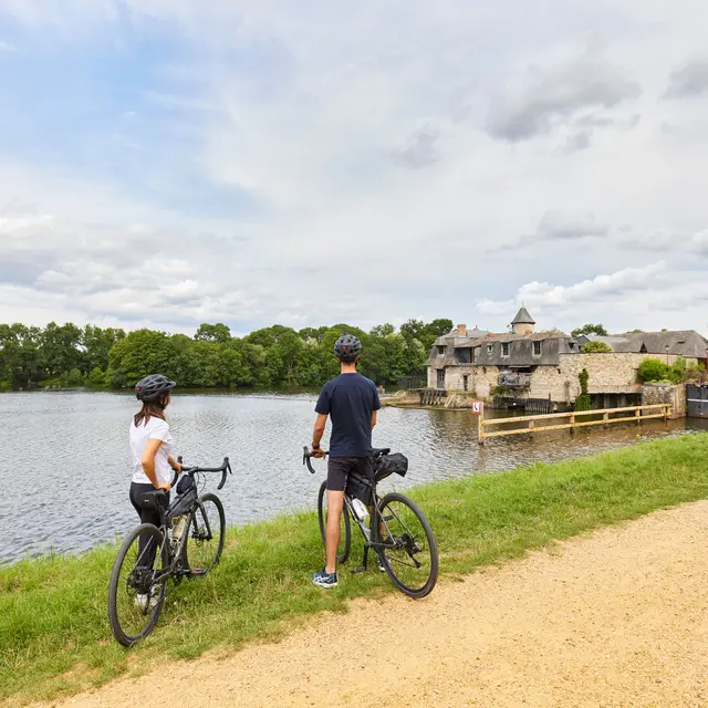 Cyclistes en gravel devant l'écluse de la Roussière