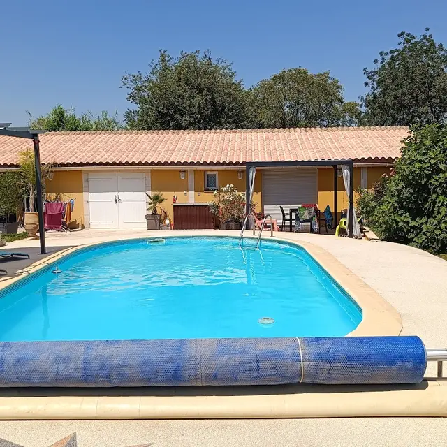 Gite devant la piscine