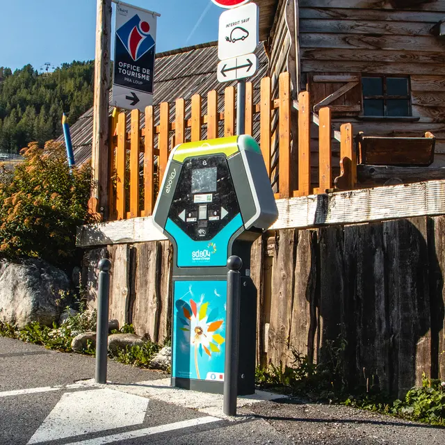 Borne de recharge pour véhicules électriques de l'Office de Tourisme de Pra Loup