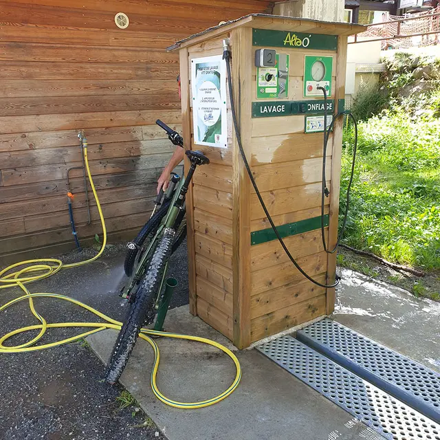 Borne de lavage VTT gratuite, comportant également un gonfleur de pneus