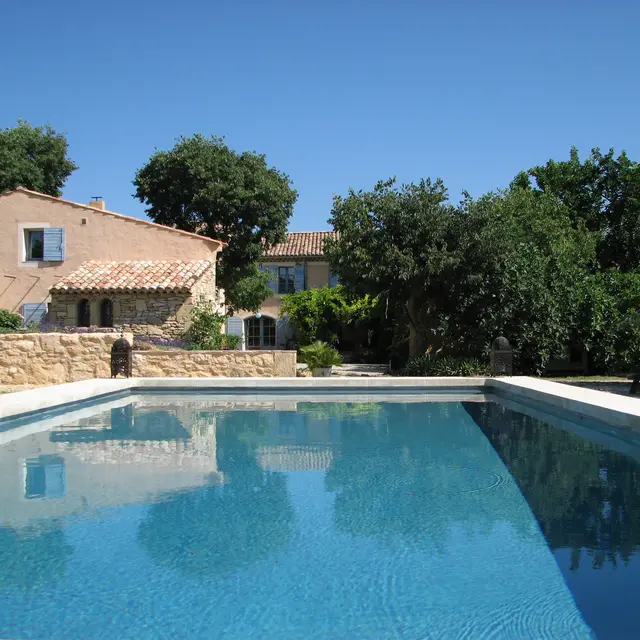 Piscine vue sur Mas des Oliviers