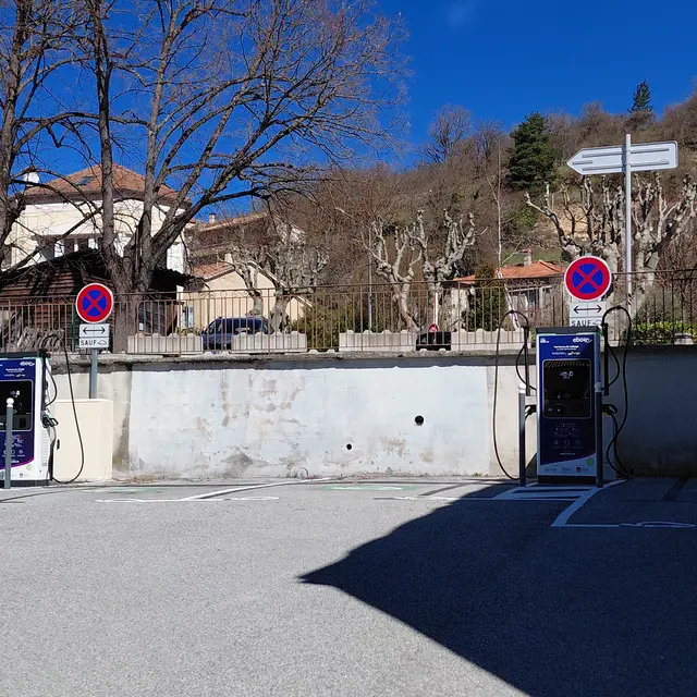 Borne de recharge pour véhicules électriques  Saint Michel_Castellane