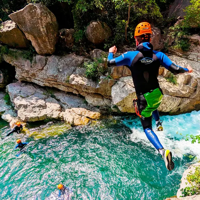 lesgeckos-canyoning-loup-big-jump.jpg