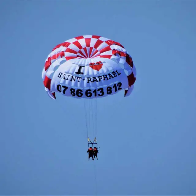 Parachute Ascensionnel en plein vol